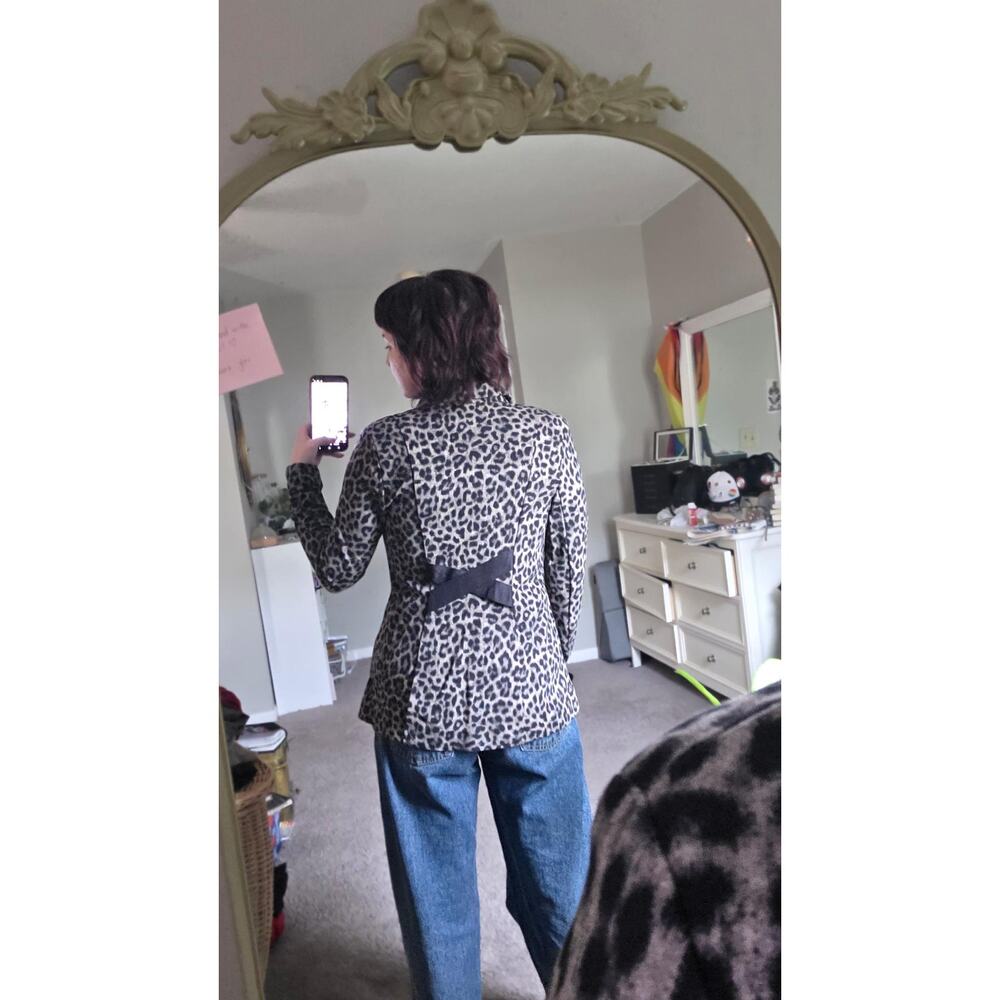 🐆 CAbi Leopard Print Blazer with Back Bow Detail – Size 8 - Picture 2 of 6
